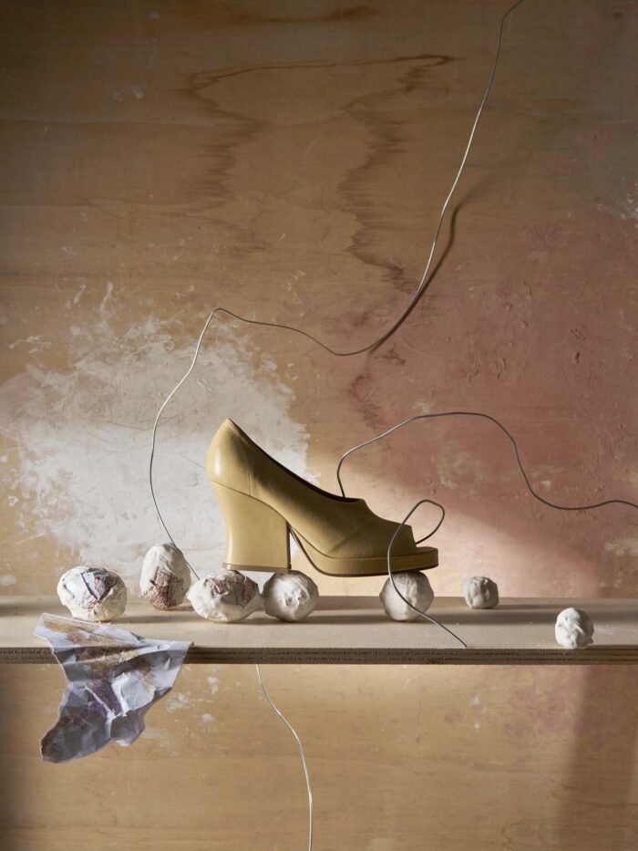 Fotografia still life di una scarpa con elementi artistici, realizzata da Sara Gentile, specialista in fotografia di prodotto e food per aziende